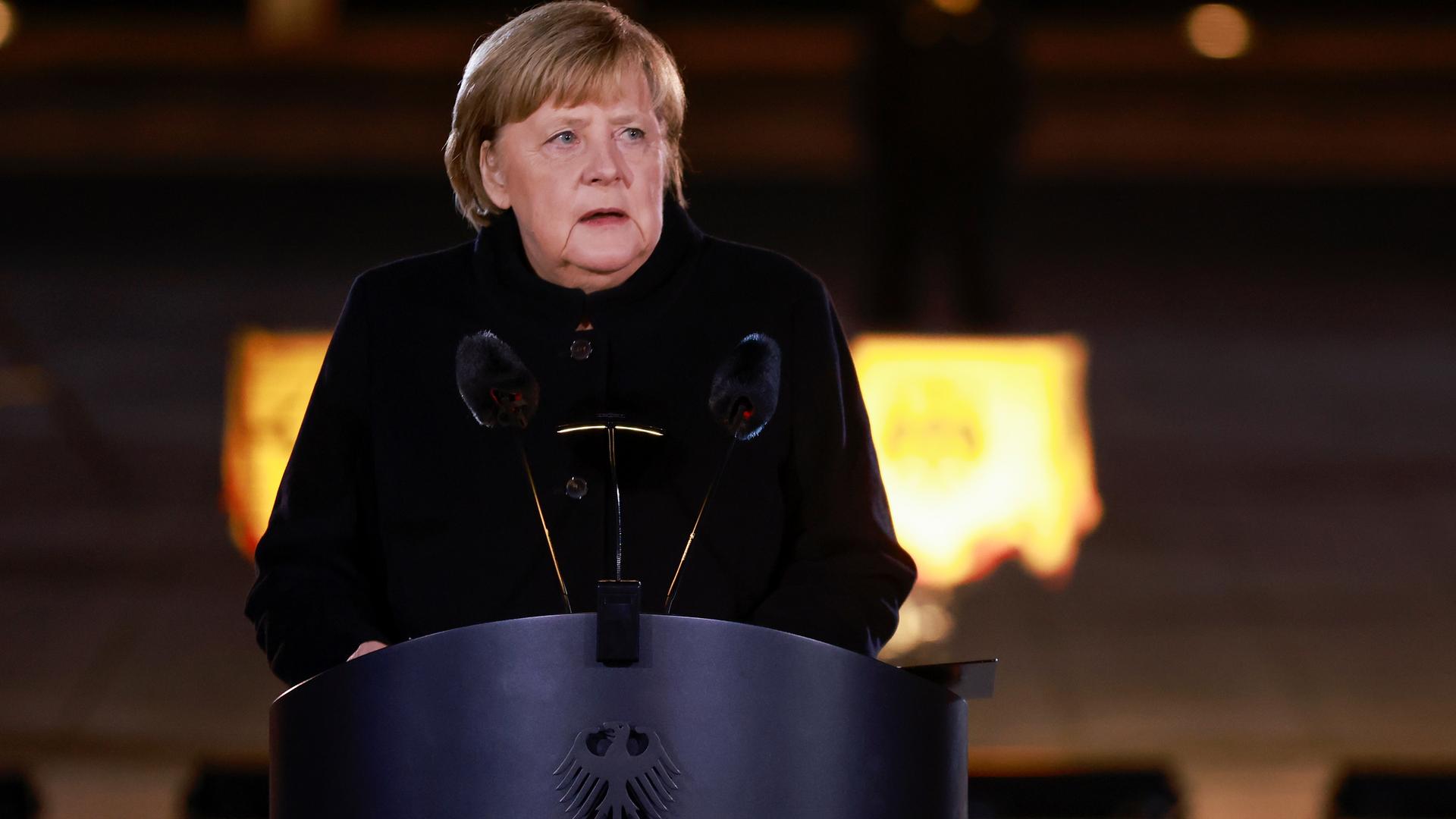 Bundes-Kanzlerin Angela Merkel wird in Berlin mit dem Großen Zapfen-Streich verabschiedet. 