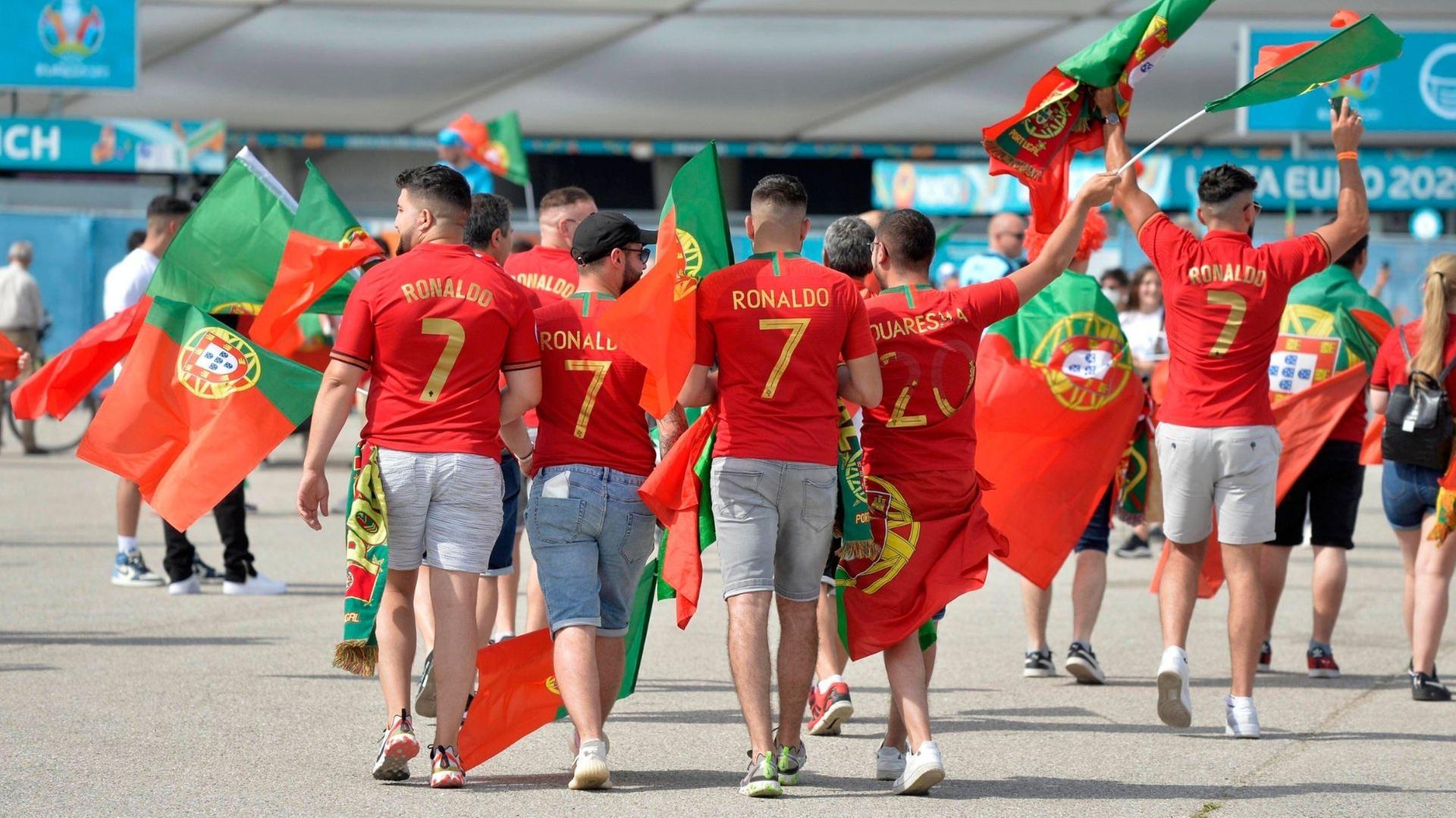 Portugiesische Fans kommen Fahnenschwenkend zum Stadion. Portugiesische Fans kommen Fahnenschwenkend zum Stadion.
