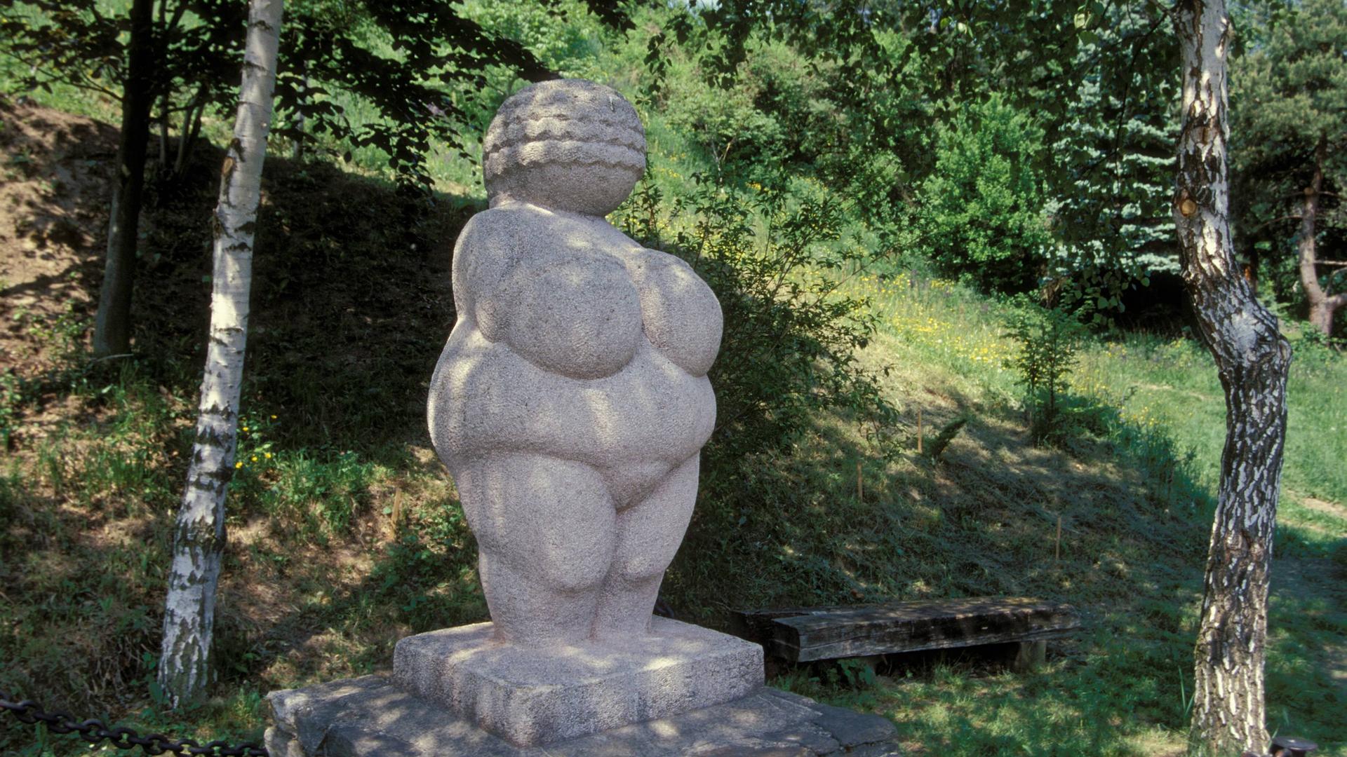 Wir sehen eine Statue, die von großen Rundungen geprägt ist. Wir sehen eine Statue, die von großen Rundungen geprägt ist.