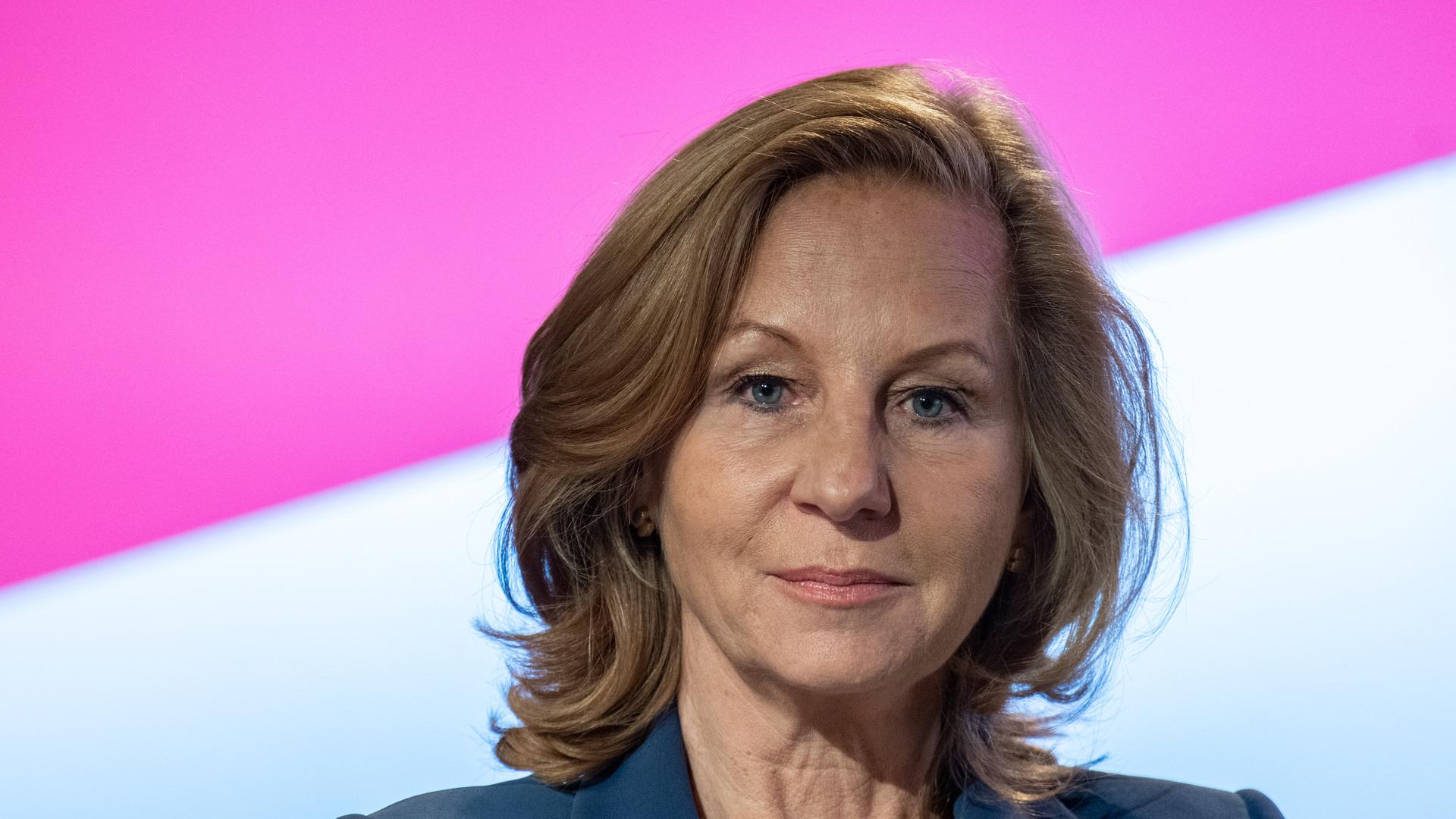 Patricia Schlesinger auf dem Eröffnungspanel der Medientage Mitteldeutschland mit Blick in die Kamera. Patricia Schlesinger auf dem Eröffnungspanel der Medientage Mitteldeutschland mit Blick in die Kamera.