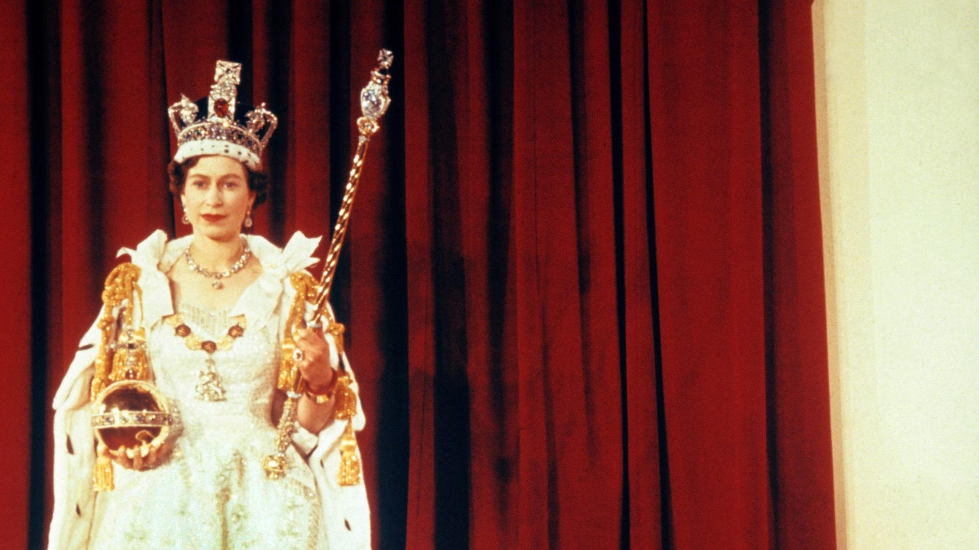 Elizabeth II., die damalige Königin von England posiert am 02.06.1953 in der Westminster Abbey in London mit den Königinsignien, kurz nachdem sie vom Erzbischof von Canterbury zur Königin gekrönt worden war. Elizabeth II., die damalige Königin von England posiert am 02.06.1953 in der Westminster Abbey in London mit den Königinsignien, kurz nachdem sie vom Erzbischof von Canterbury zur Königin gekrönt worden war.