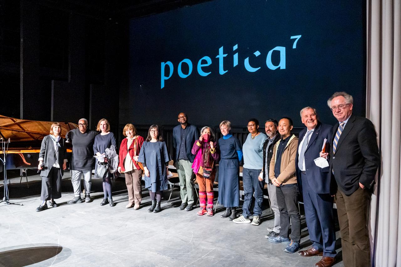 "Poetica 7" von links nach rechts: Uljana Wolf, Ain Bailey, Katharina Narbutovic, Swetlana Alexijewitsch, Don Mee Choi, Fiston Mwanza Mujila, Cecilia Vicuña, Anja Utler, Mihret Kebede, Carlos Soto Román, Yan Jun, Günter Blamberger und Ernst Osterkamp. "Poetica 7" von links nach rechts: Uljana Wolf, Ain Bailey, Katharina Narbutovic, Swetlana Alexijewitsch, Don Mee Choi, Fiston Mwanza Mujila, Cecilia Vicuña, Anja Utler, Mihret Kebede, Carlos Soto Román, Yan Jun, Günter Blamberger und Ernst Osterkamp.