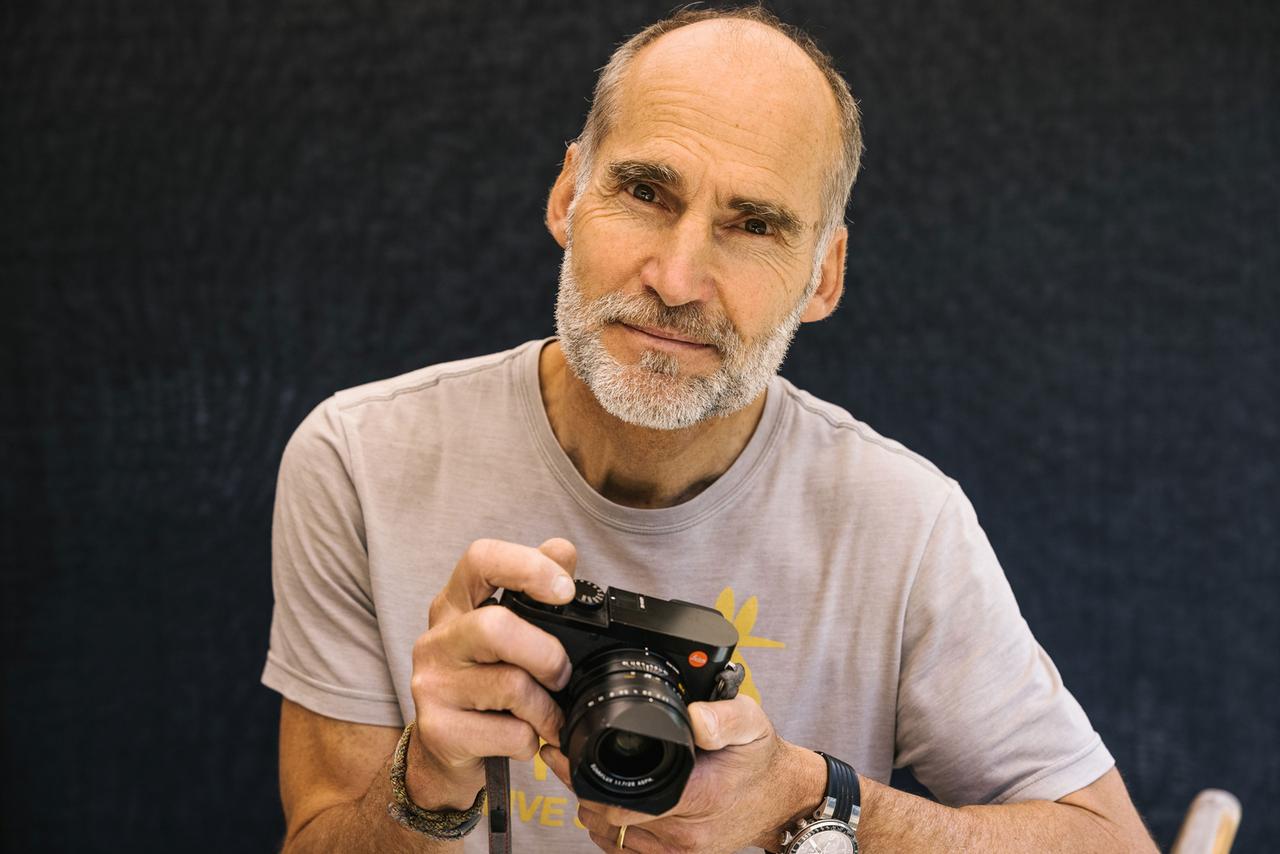 Der Expeditions-Fotograf Klaus Fengler mit einer Leica-Kamera in der Hand Der Expeditions-Fotograf Klaus Fengler mit einer Leica-Kamera in der Hand