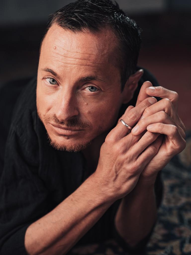 Erwin Aljukic posiert liegend für ein Pressefoto.