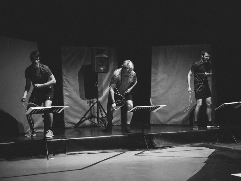„Smooche de la rooche II“ heißt Annesley Blacks Sportkomposition für drei Schlagzeuger, die im Verlauf der Aufführung mit Springseilen agieren. 