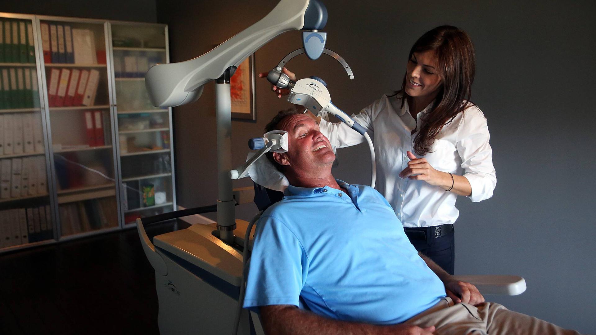 Ein Patient bei der Behandlung mit tiefer Hirnstimulation Ein Patient bei der Behandlung mit tiefer Hirnstimulation
