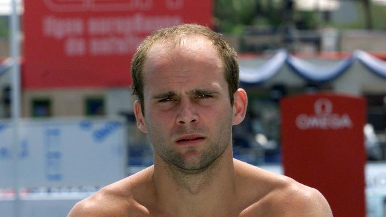 Der Dresdner Jan Hempel sitzt während einer Trainingspause auf dem Brett vom Drei-Meter Turm. Der Dresdner Jan Hempel sitzt während einer Trainingspause auf dem Brett vom Drei-Meter Turm.