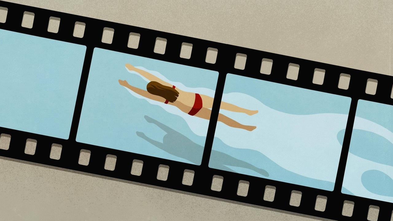Illustration: Eine Frau schwimmt auf einem analogen Negativfilm. Illustration: Eine Frau schwimmt auf einem analogen Negativfilm.