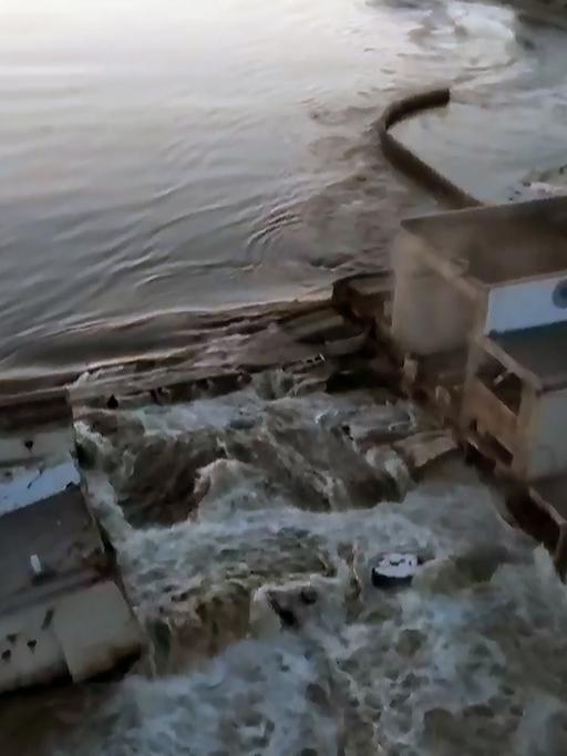 Ein Bild aus einer Videoaufnahme zeigt den zerstörten Kachowka-Staudamm in der Region Cherson