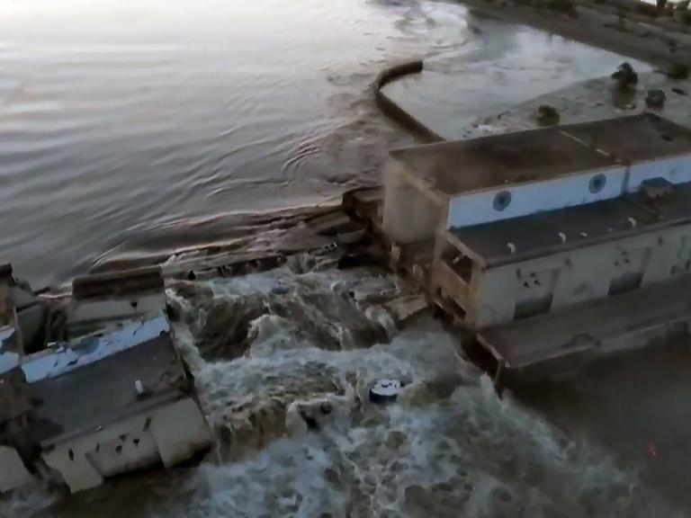 Ein Bild aus einer Videoaufnahme zeigt den zerstörten Kachowka-Staudamm in der Region Cherson