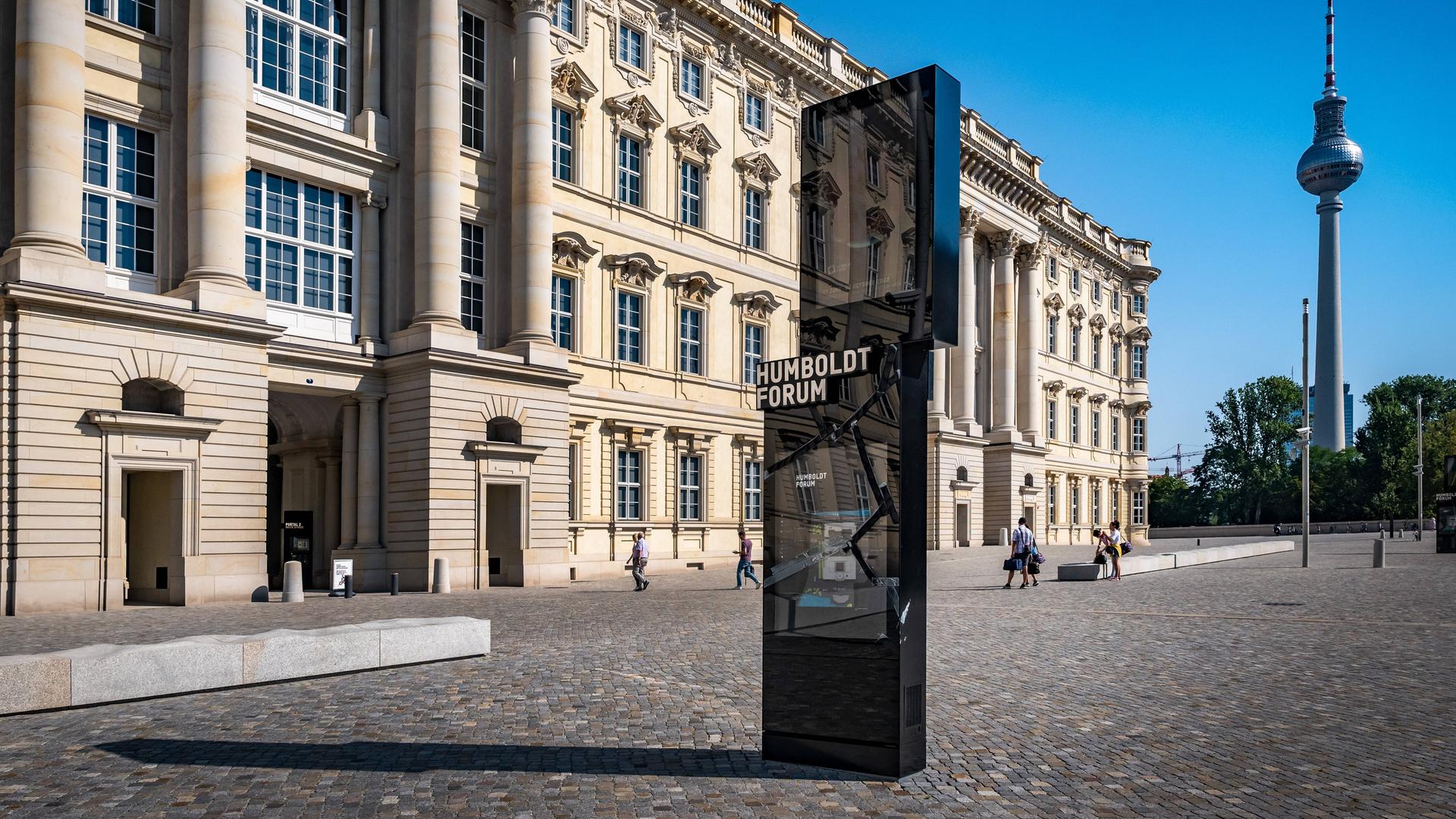 Die Fassade des Humboldt Forums in Berlin, davor zwei Informationsvitrinen mit der Aufschrift "Humboldt Forum" Die Fassade des Humboldt Forums in Berlin, davor zwei Informationsvitrinen mit der Aufschrift "Humboldt Forum"