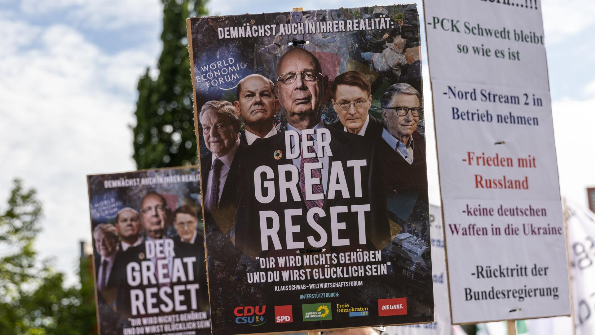 Ein Demonstrant hält ein Schild mit der Aufschrift "The Great Reset!", während er und andere Demonstranten sich versammeln, um ein Ende des geplanten deutschen Embargos gegen die Einfuhr von russischem Öl zu fordern. Ein Demonstrant hält ein Schild mit der Aufschrift "The Great Reset!", während er und andere Demonstranten sich versammeln, um ein Ende des geplanten deutschen Embargos gegen die Einfuhr von russischem Öl zu fordern.