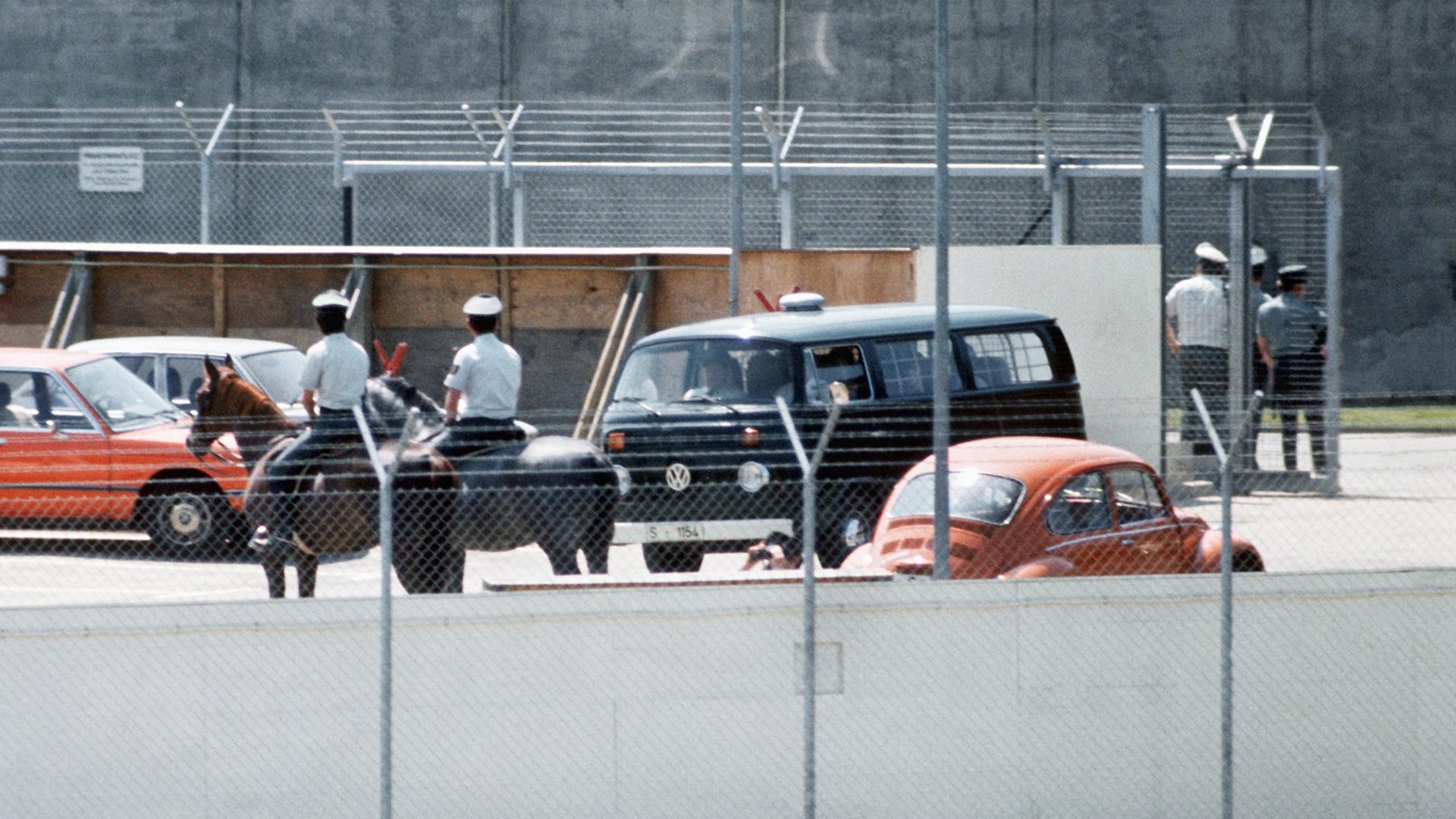 Während des Prozesses gegen die RAF-Terroristen Andreas Baader, Ulrike Meinhof, Gudrun Ensslin und Jan-Carl Raspe in Stuttgart-Stammheim bewachen berittene Polizisten am 21. Mai 1975 die Ausfahrt des Gefängnisbereichs.