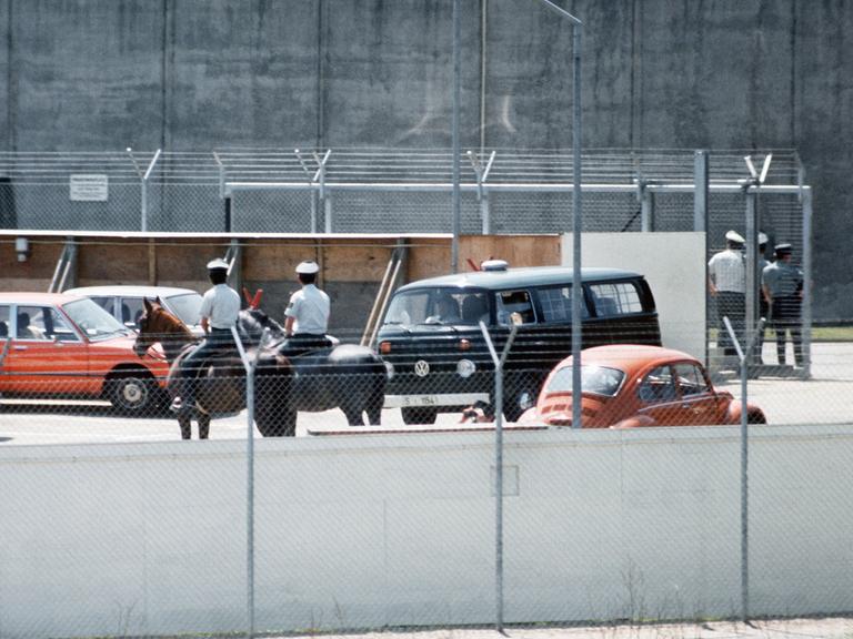 Während des Prozesses gegen die RAF-Terroristen Andreas Baader, Ulrike Meinhof, Gudrun Ensslin und Jan-Carl Raspe in Stuttgart-Stammheim bewachen berittene Polizisten am 21. Mai 1975 die Ausfahrt des Gefängnisbereichs.