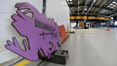 Das Logo der Documenta 15 lehnt an einem Bauzaun im Standort für die Kunstschau.