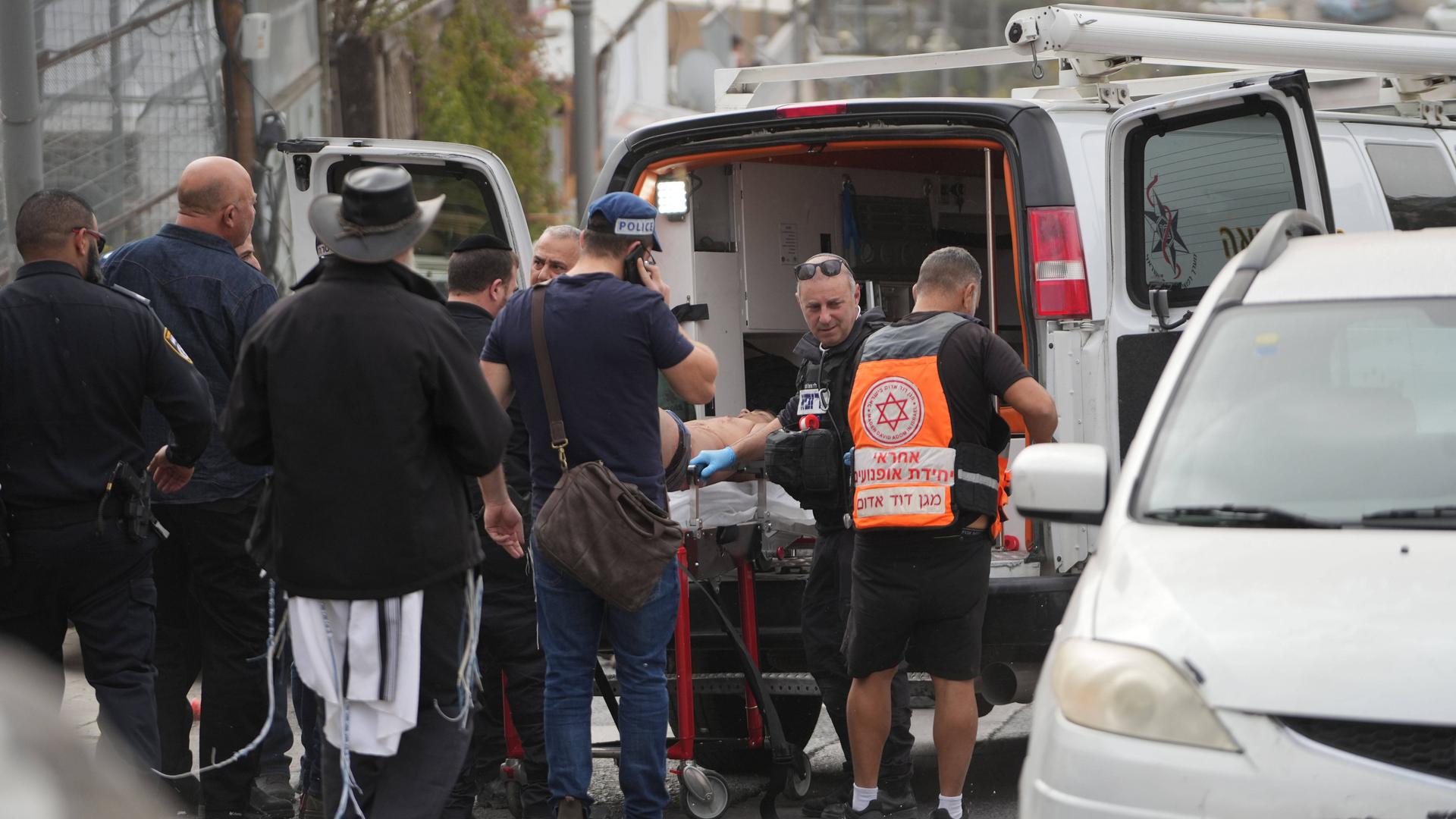 Rettungskräfte schieben einen auf einer Trage liegenden Mann in einen Rettungswagen in Jerusalem. Rettungskräfte schieben einen auf einer Trage liegenden Mann in einen Rettungswagen in Jerusalem.