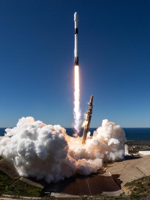Der Hoffnung entgegen: Am 8. Juni soll der Vatikan-Satellit „Spei Satelles“ mit einer Falcon-9-Rakete vom kalifornischen Weltraumbahnhof Vandenberg aus ins All starten.