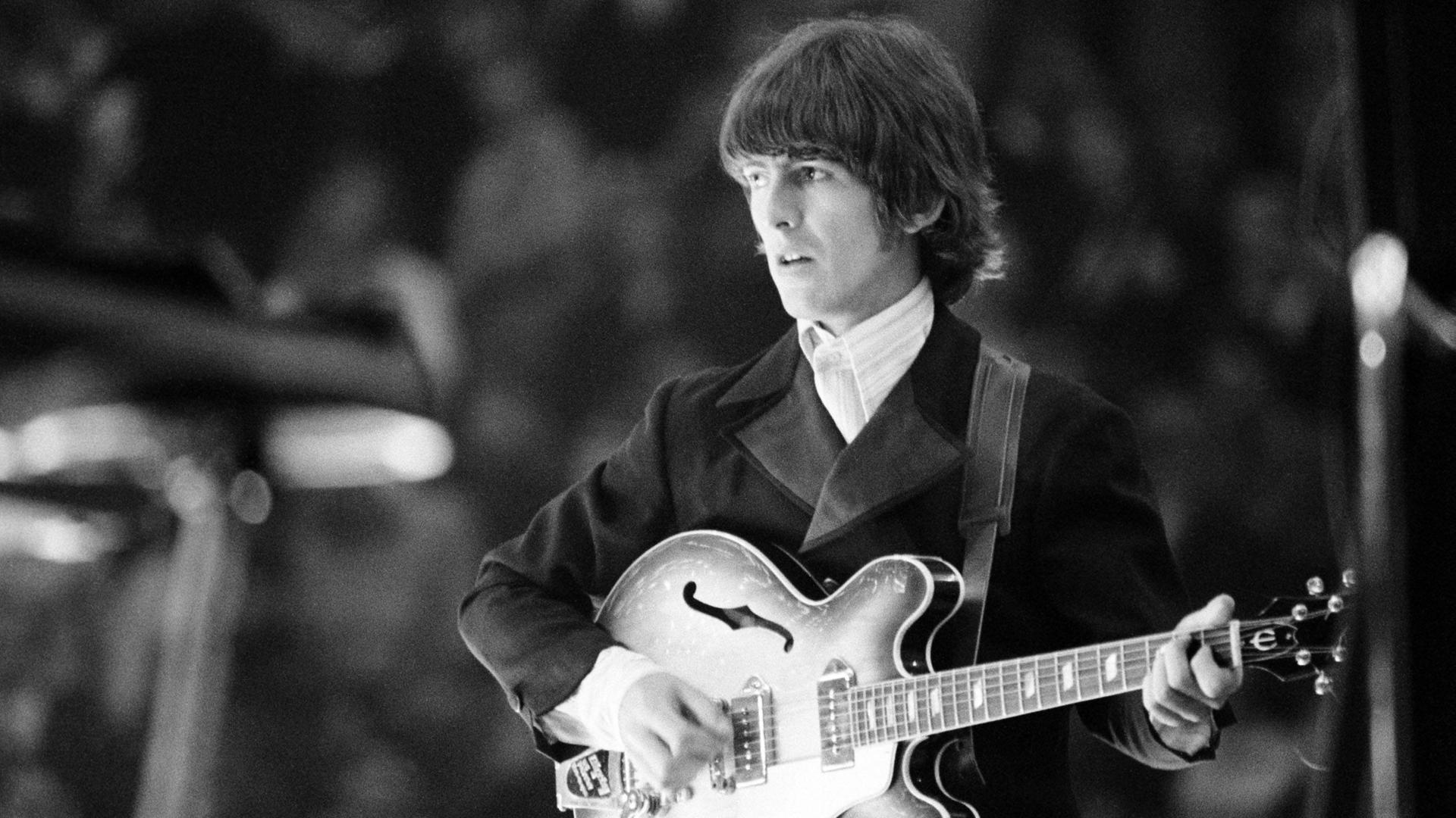 Beatles-Gitarrist George Harrison 1966 auf der Bühne in Essen, Deutschland. Beatles-Gitarrist George Harrison 1966 auf der Bühne in Essen, Deutschland.