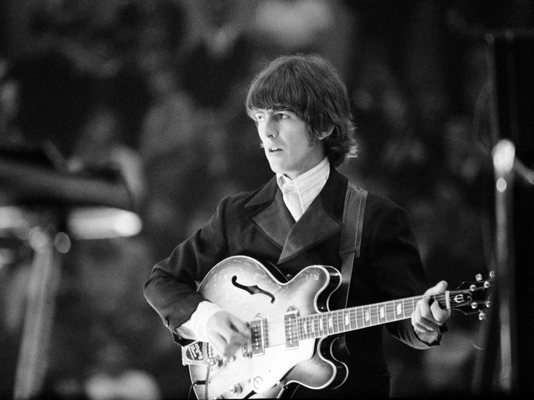 Beatles-Gitarrist George Harrison 1966 auf der Bühne in Essen, Deutschland.