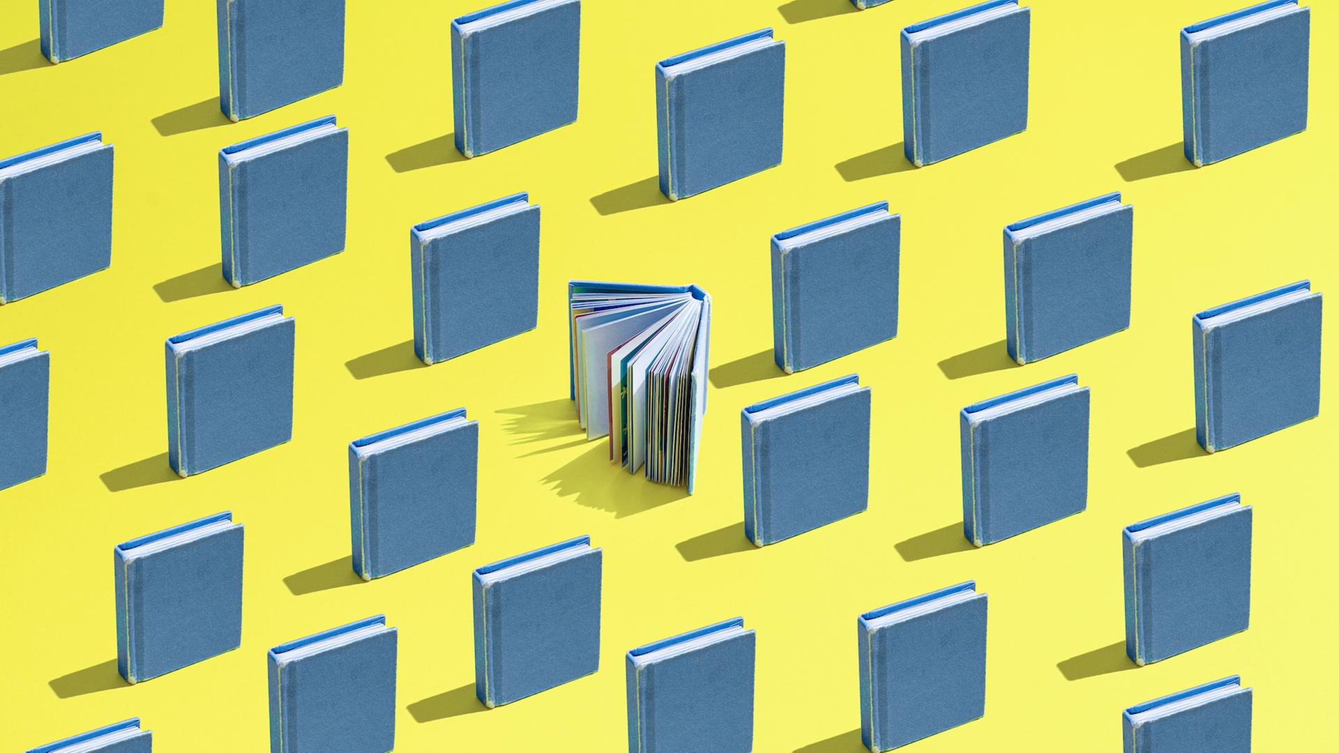 Vor einem gelben Hintergrund stehen auf dieser Illustration Bücher mit hellblauen Cover frei im Raum. Vor einem gelben Hintergrund stehen auf dieser Illustration Bücher mit hellblauen Cover frei im Raum.