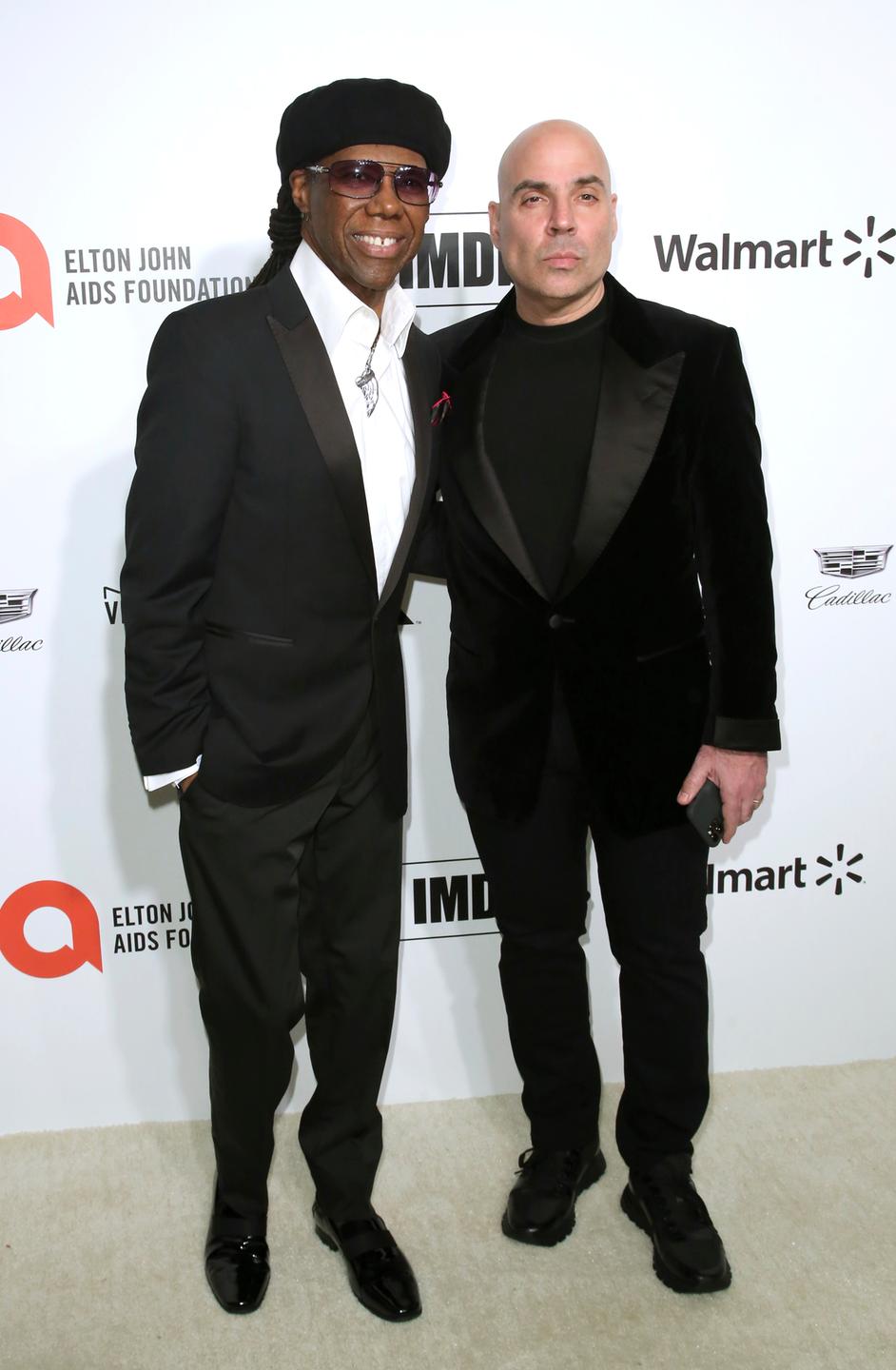 Der Unternehmer Merck Mercuriadis (r.) und der Musikproduzent Nile Rodgers posieren während einer Benefiz-Gala vor einer Sponsorenwand. Der Unternehmer Merck Mercuriadis (r.) und der Musikproduzent Nile Rodgers posieren während einer Benefiz-Gala vor einer Sponsorenwand.