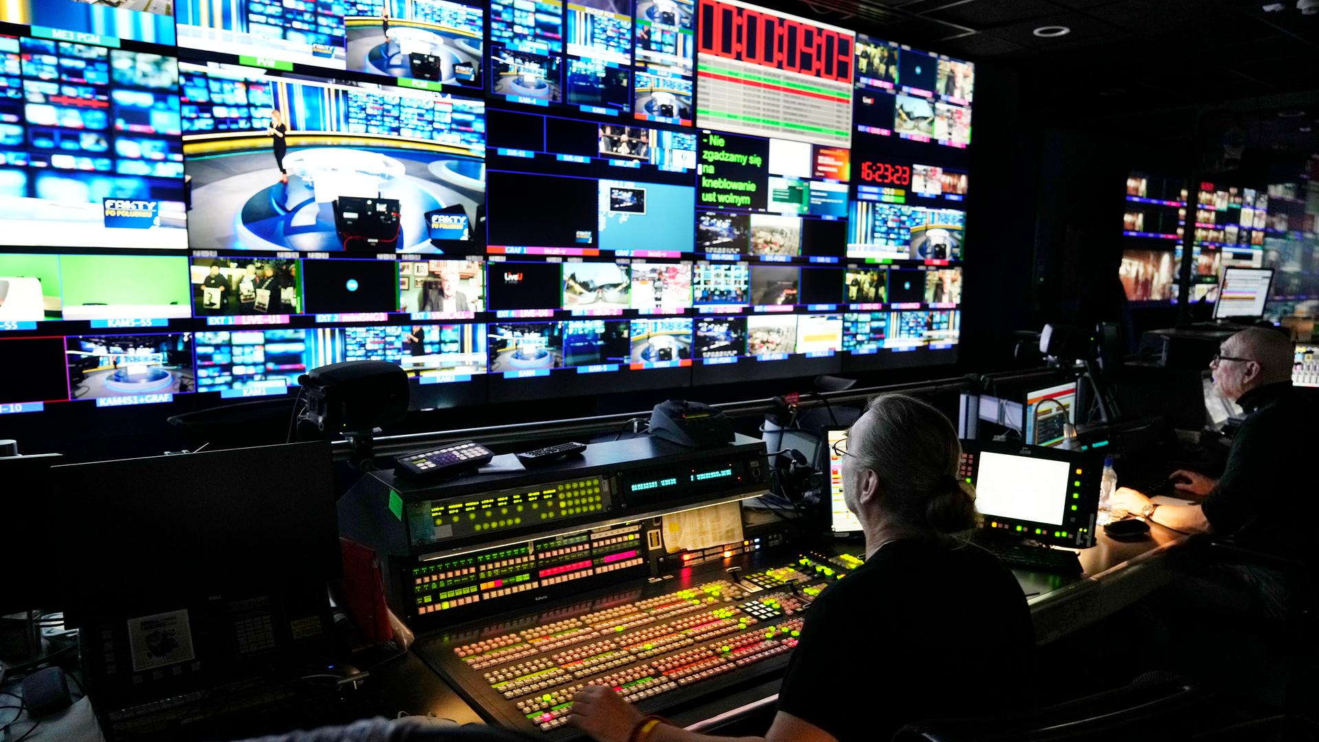 In der Regie eines Fernsehsenders sind zahlreiche Monitore zu sehen. In der Regie eines Fernsehsenders sind zahlreiche Monitore zu sehen.