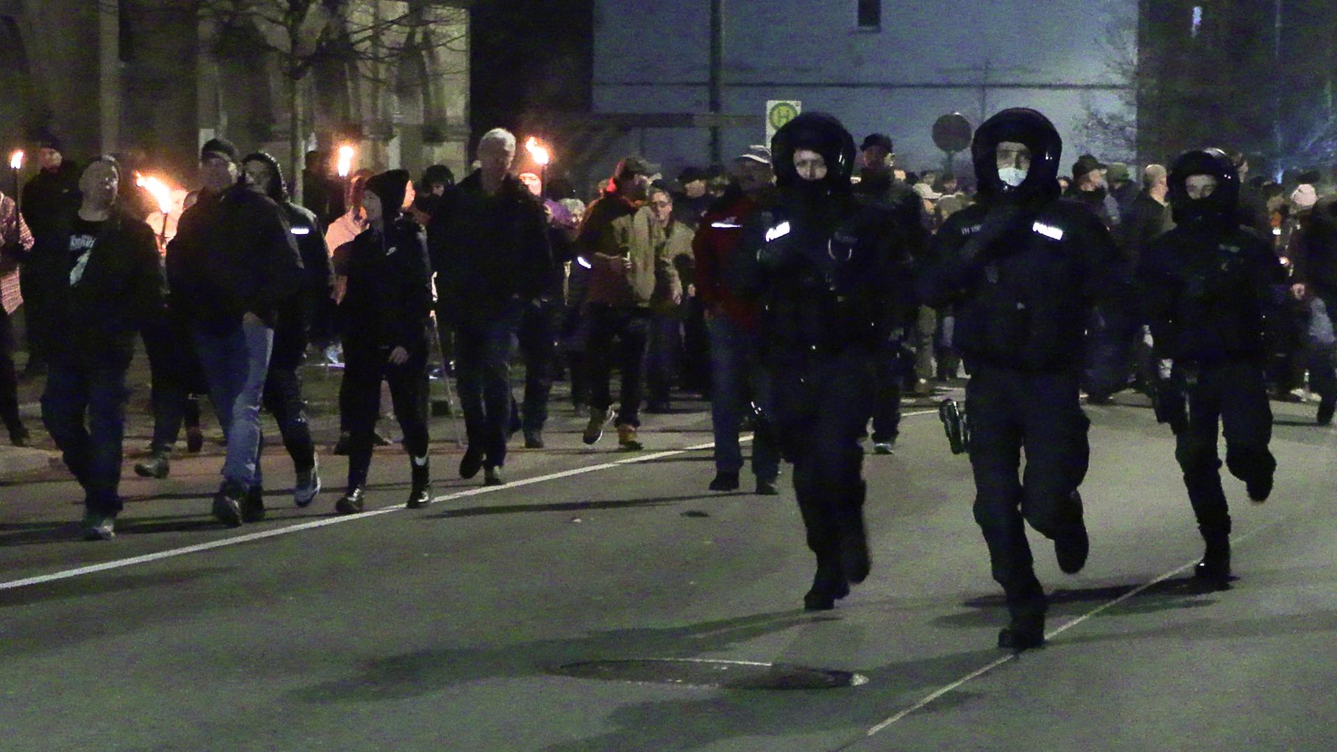 Das Foto zeigt Polizisten und Demonstrierende abends in Greiz in Thüringen. Das Foto zeigt Polizisten und Demonstrierende abends in Greiz in Thüringen.