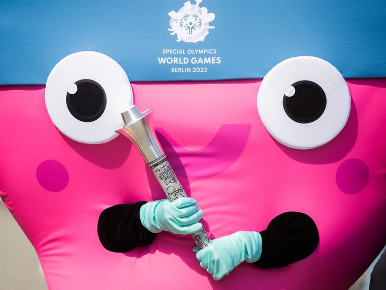 Das Maskottchen der Special Olympics World Games, "Unity", hält die Fackel für die Special Olympics World Games