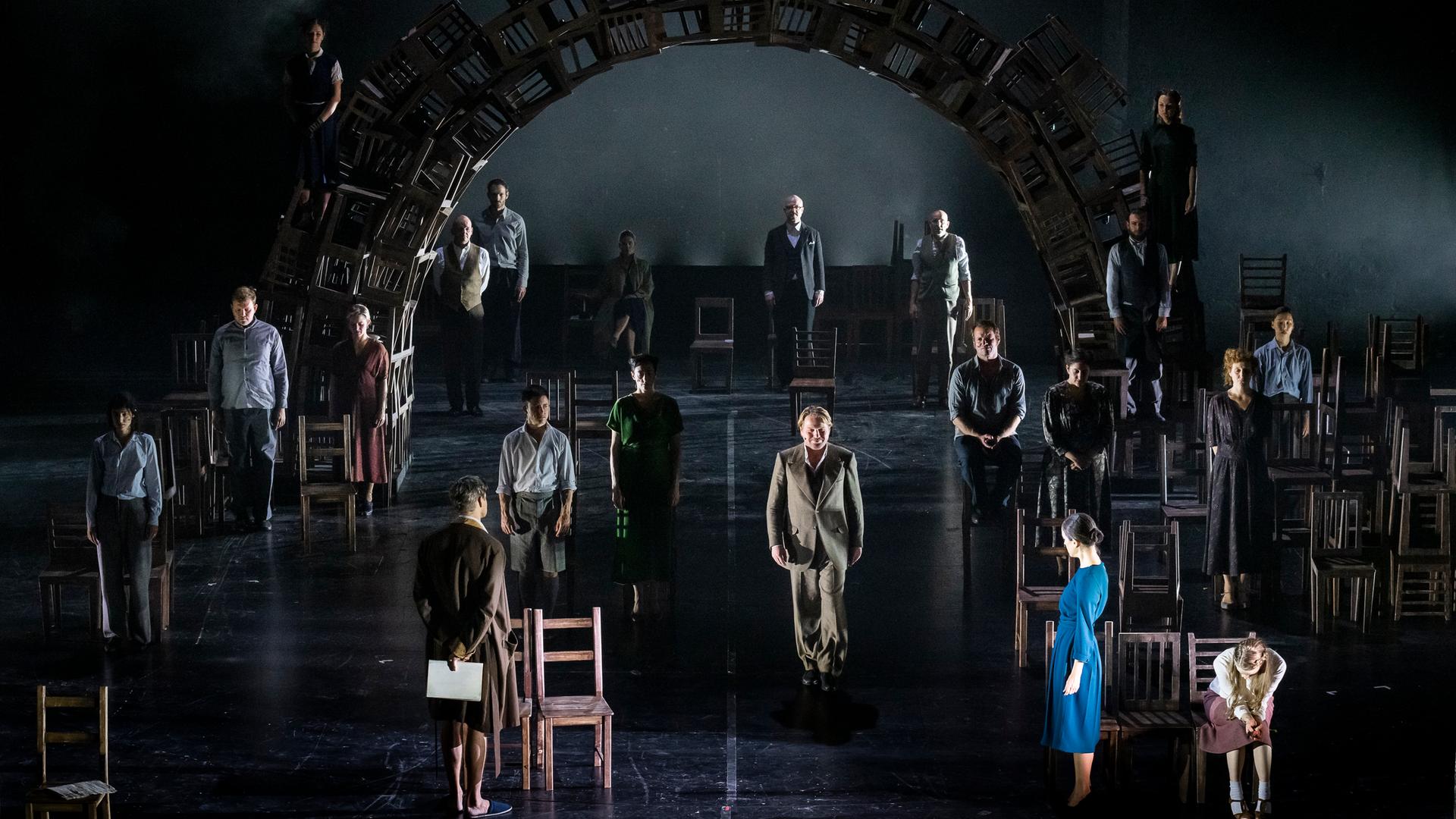 Ein Eiffelturm aus Stühlen in der Inszenierung "Exil" am Berliner Ensemble Ein Eiffelturm aus Stühlen in der Inszenierung "Exil" am Berliner Ensemble