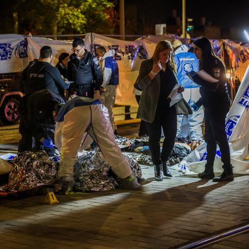 Die Polizei ermittelt nach dem Anschlag nahe einer Synagoge, bei dem sieben Menschen getötet wurden.