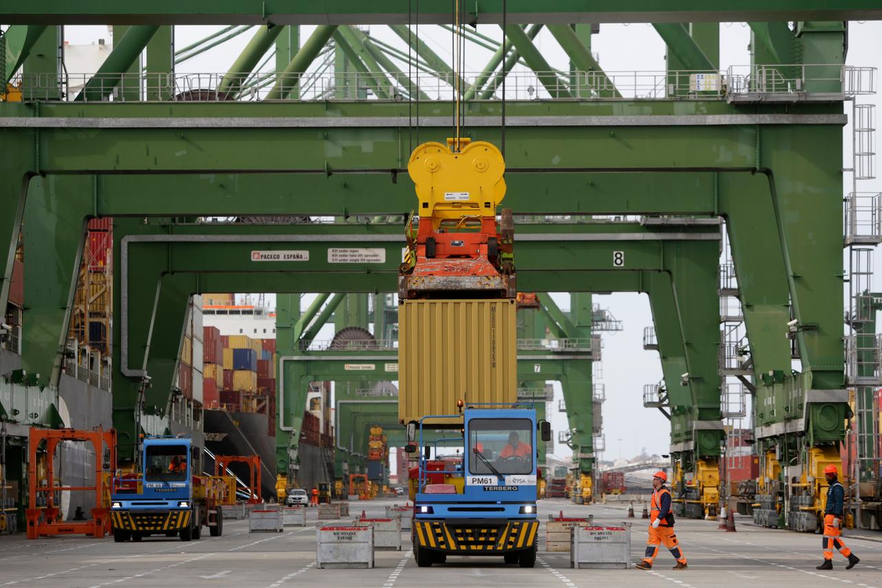 Container werden be- und entladen im Hafen von Sines Container werden be- und entladen im Hafen von Sines