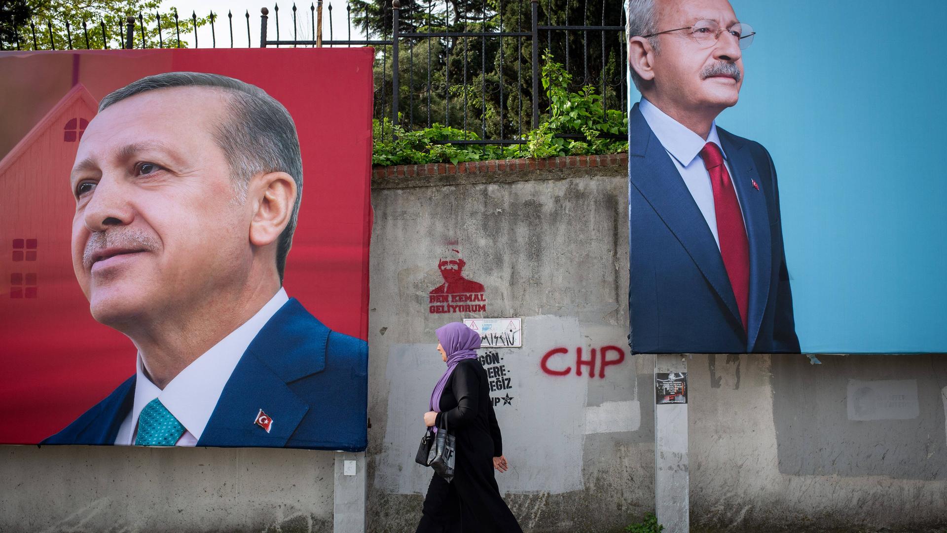 Das Foto zeigt Wahl-Plakate mit den Politikern Erdogan und Kilicdaroglu.
