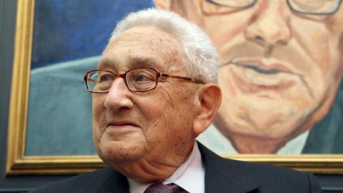 Der ehemalige US-Außenminister Henry Kissinger bei einem Besuch 2010 im Fürther Rathaus vor seinem Porträt.