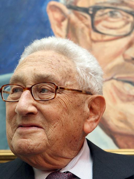 Der ehemalige US-Außenminister Henry Kissinger bei einem Besuch 2010 im Fürther Rathaus vor seinem Porträt.