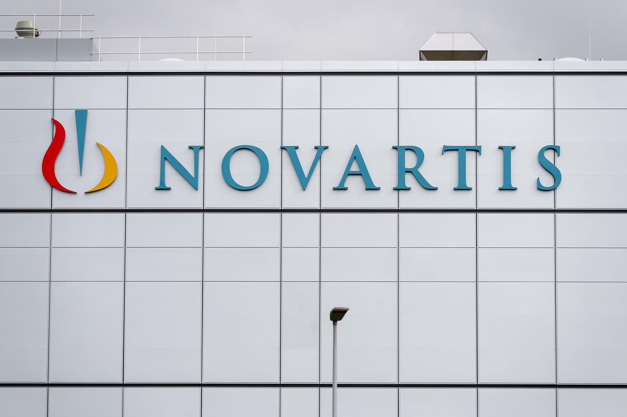Schild der Firma Novartis an einer Fassade Schild der Firma Novartis an einer Fassade