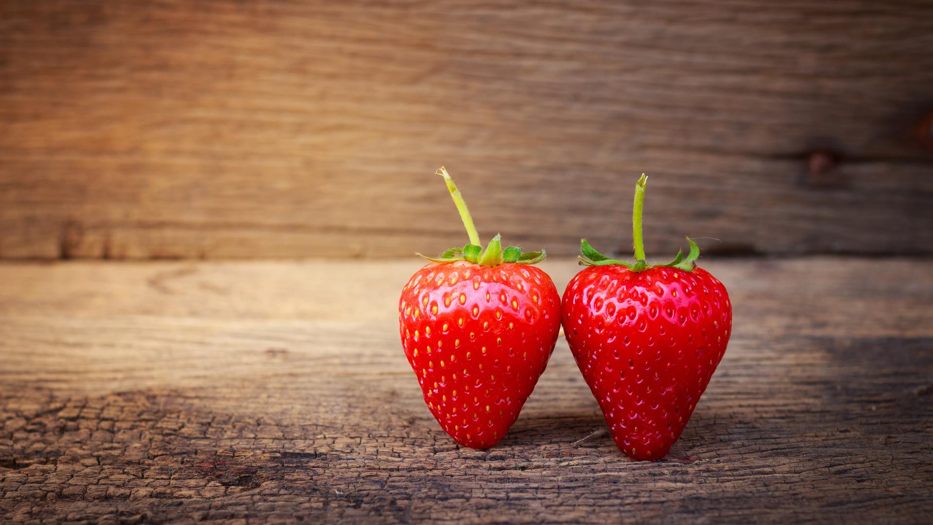 Zwei Erdbeeren. Zwei Erdbeeren.