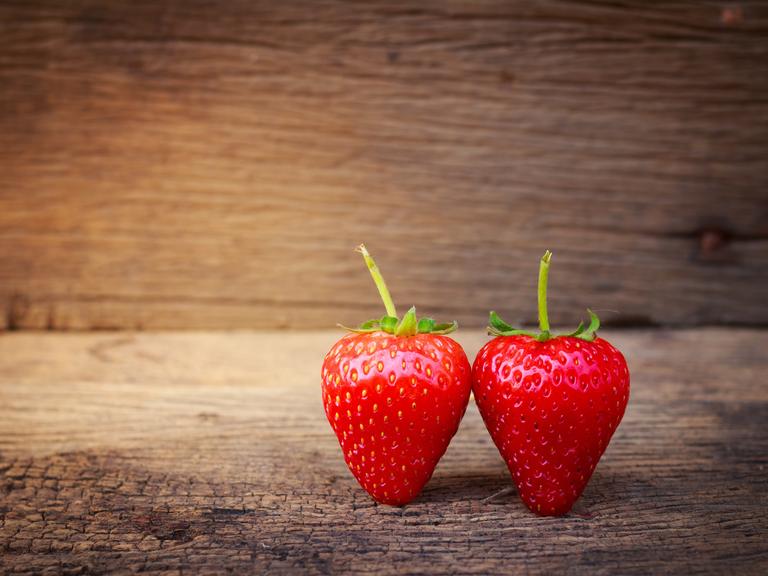 Zwei Erdbeeren.