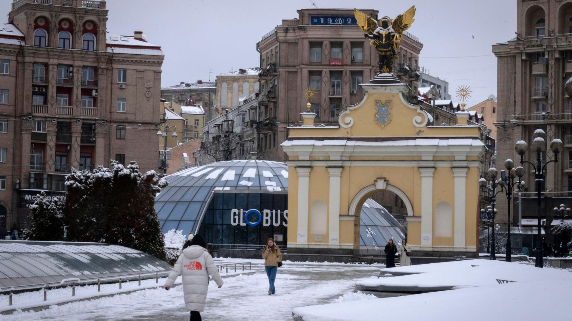 Ukraine, Kiew: Menschen spazieren auf dem Unabhängigkeitsplatz im Stadtzentrum. 