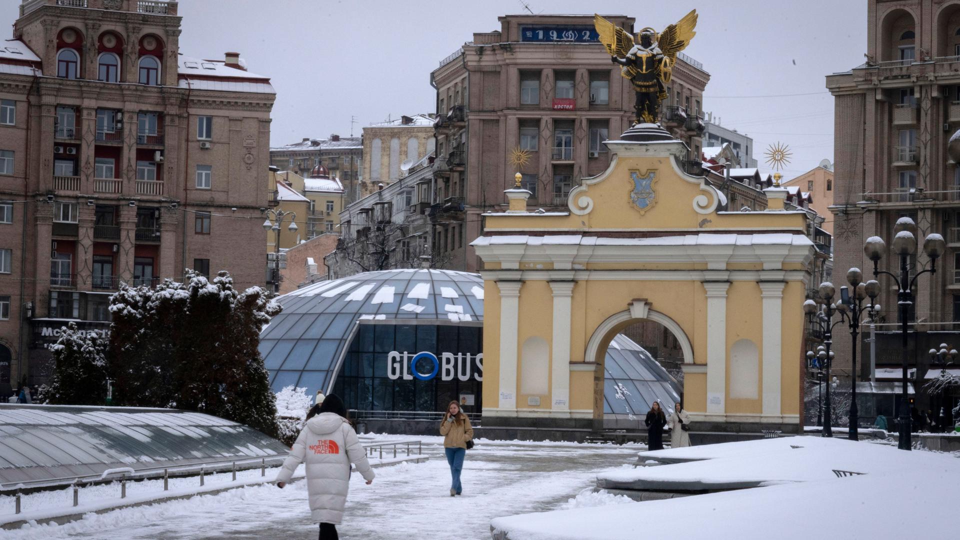Ukraine, Kiew: Menschen spazieren auf dem Unabhängigkeitsplatz im Stadtzentrum. Ukraine, Kiew: Menschen spazieren auf dem Unabhängigkeitsplatz im Stadtzentrum.