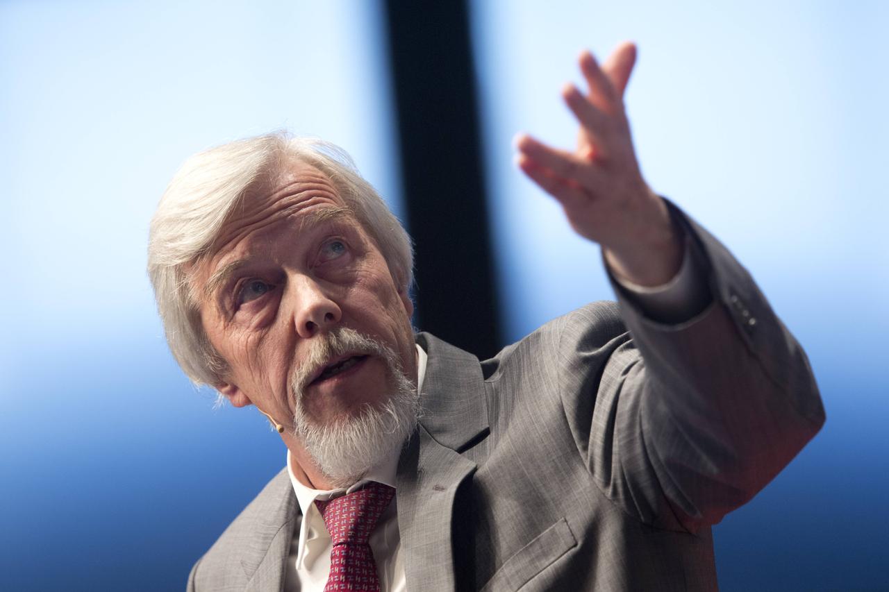 Porträt von Rolf-Dieter Heuer, Physiker und Direktor des Teilchenbeschleunigers CERN Porträt von Rolf-Dieter Heuer, Physiker und Direktor des Teilchenbeschleunigers CERN