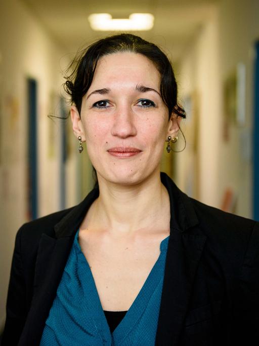 Die Referentin für Flucht und Frauenrechte von Terre des Femmes, Naila Chikhi, schaut am 19.01.2017 in Berlin in die Kamera.