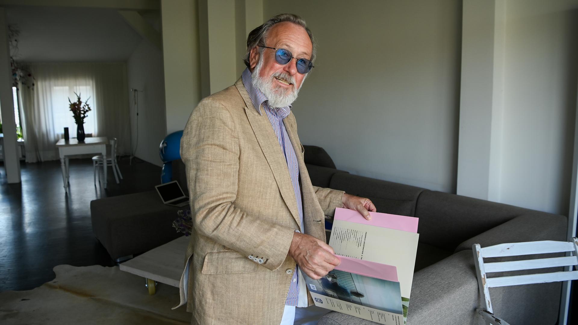 Der Musiker und Schauspieler Friedrich Liechtenstein steht in seiner Wohnung in Berlin-Mitte. Der Musiker und Schauspieler Friedrich Liechtenstein steht in seiner Wohnung in Berlin-Mitte.