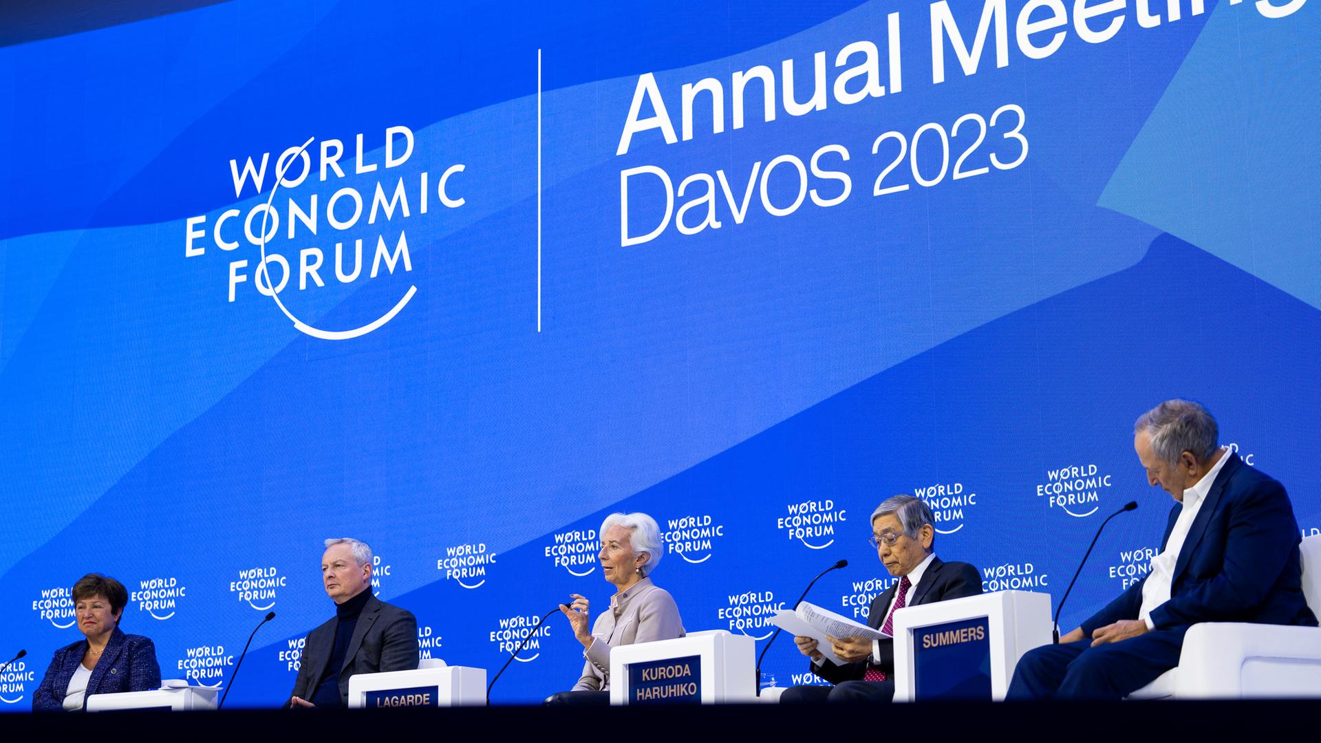 Kristalina Georgieva (Internationaler Währungsfonds - IWF), Kuroda Haruhiko (Gouverneur der Bank von Japan), EZB-Präsidentin Christine Lagarde, der französische Finanzminister Bruno Le Maire, Professor Lawrence H. Summers von der Charles W. Eliot-Universität und Moderator Geoff Cutmore von CNBC sprechen auf dem Weltwirtschaftsforum 2023 in Davos-Klosters Kristalina Georgieva (Internationaler Währungsfonds - IWF), Kuroda Haruhiko (Gouverneur der Bank von Japan), EZB-Präsidentin Christine Lagarde, der französische Finanzminister Bruno Le Maire, Professor Lawrence H. Summers von der Charles W. Eliot-Universität und Moderator Geoff Cutmore von CNBC sprechen auf dem Weltwirtschaftsforum 2023 in Davos-Klosters