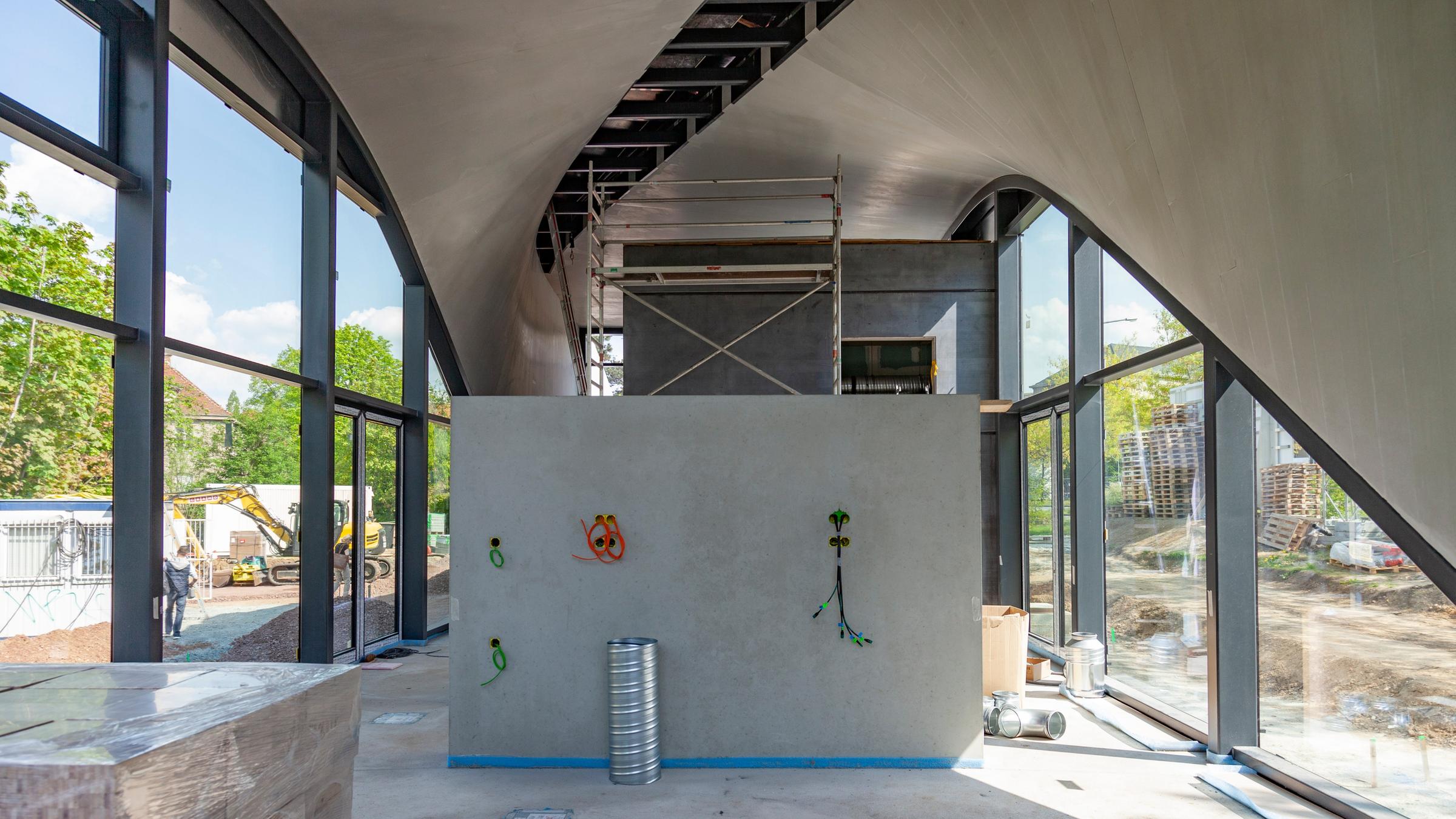 In Dresden wird ein Gebäude aus dünnen, geschwungenen Carbonbeton-Elementen zusammengebaut.