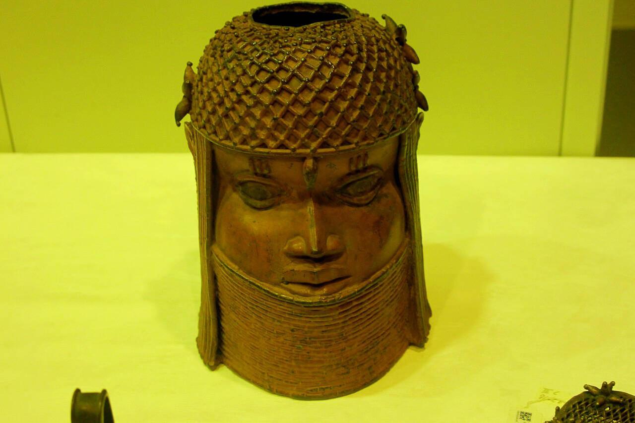 Eine Benin-Bronze im Ethnologischen Museum in Berlin.