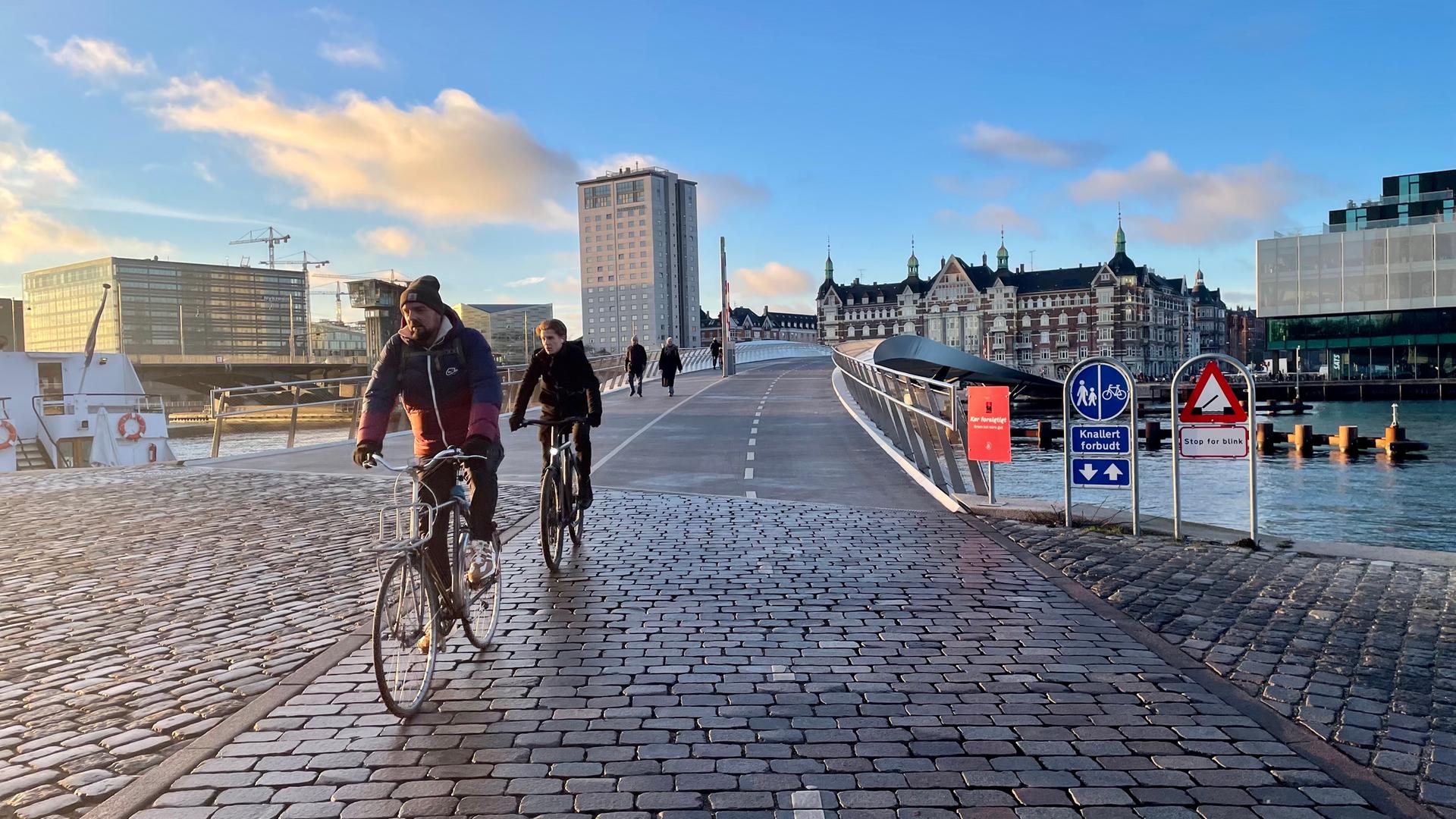Fahrrad- und Fußgängerbrücke in Kopenhagen, die über einen Wasserweg führt. Fahrrad- und Fußgängerbrücke in Kopenhagen, die über einen Wasserweg führt.