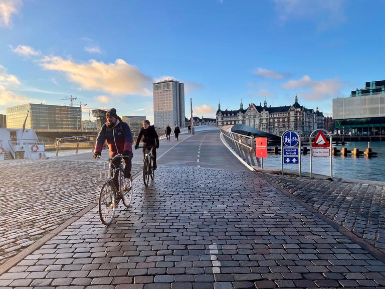 Fahrrad- und Fußgängerbrücke in Kopenhagen, die über einen Wasserweg führt.