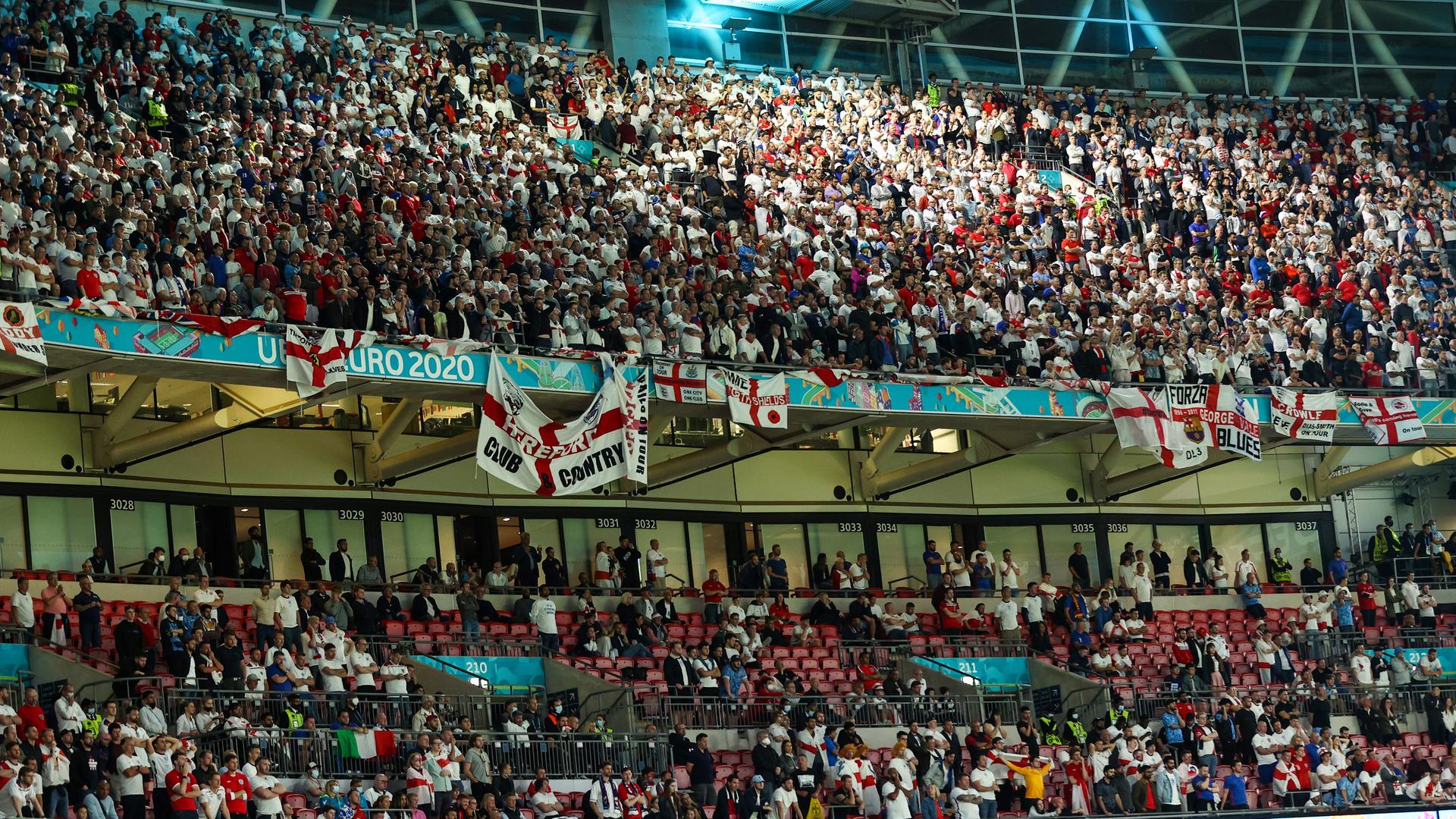 Fußball-EM 2020, Finale im Wembley-Stadion: Fans von England auf der Tribüne. Fußball-EM 2020, Finale im Wembley-Stadion: Fans von England auf der Tribüne.