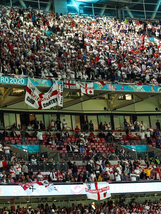 Fußball-EM 2020, Finale im Wembley-Stadion: Fans von England auf der Tribüne.