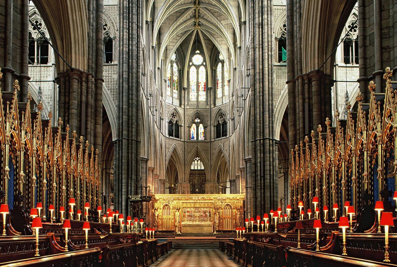 Blick vom Chor zum Hauptaltar von Westminster Abbey in London, Großbritannien.